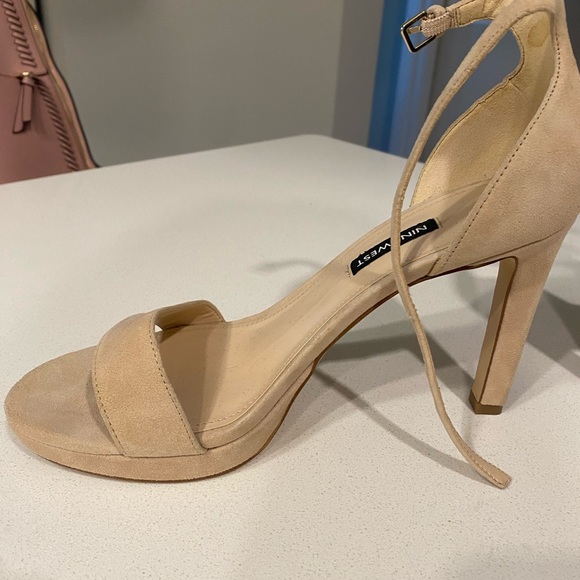 Nine West cream faux suede straps heels size 9M - Picture 5 of 7